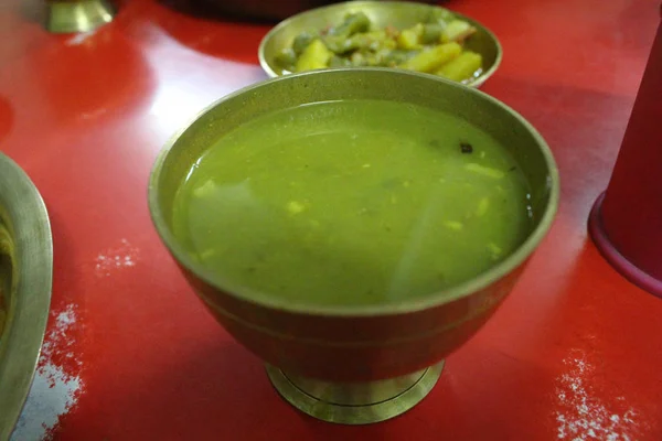 尼泊尔式咖喱配有蔬菜和汤 2018年8月在尼泊尔拍摄 — 图库照片