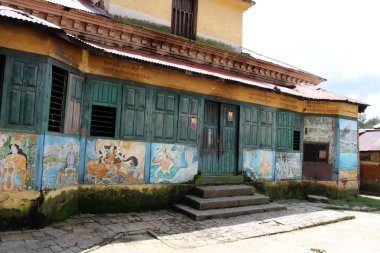 Çeviri: Kathmandu Pashupatinath Tapınağı arasında kutsal boya ile vintage house. Nepal'de, Ağustos 2018 alınan.