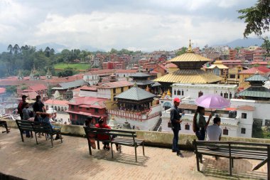 Yerel halkın nehrin karşı Katmandu Pashupatinath Tapınağı izlerken. Nepal'de, Ağustos 2018 alınan.
