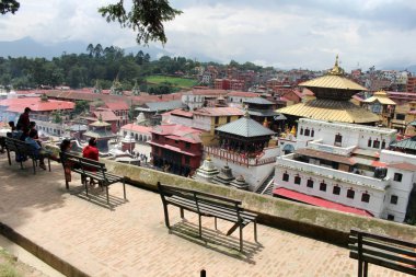 Yerel halkın nehrin karşı Katmandu Pashupatinath Tapınağı izlerken. Nepal'de, Ağustos 2018 alınan.