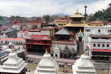 Ölü yakma ritüel, Katmandu Pashupatinath Tapınağı çevresinde bir dağ geçidi. Nepal'de, Ağustos 2018 alınan.