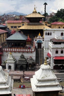 Ölü yakma ritüel, Katmandu Pashupatinath Tapınağı çevresinde bir dağ geçidi. Nepal'de, Ağustos 2018 alınan.