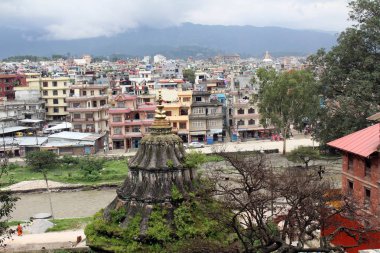 Boudhanath uzaklardan Pashupatinath görüldüğü gibi Stupa. Nepal'de, Ağustos 2018 alınan.