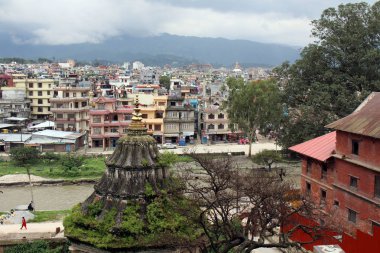 Boudhanath uzaklardan Pashupatinath görüldüğü gibi Stupa. Nepal'de, Ağustos 2018 alınan.