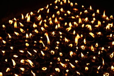 Bir odanın etrafında Boudhanath Stupa Katmandu içinde karmaşık ateş. Nepal'de, Ağustos 2018 alınan.