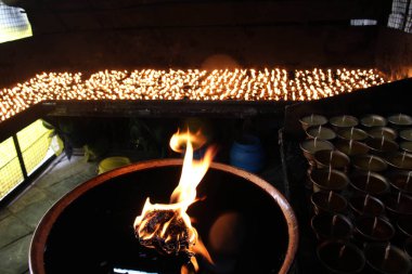 Bir odanın etrafında Boudhanath Stupa Katmandu içinde karmaşık ateş. Nepal'de, Ağustos 2018 alınan.
