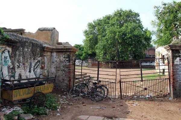 Traducción Viejo Abandonado Rickshaw Bicicleta Frente Una Puerta Varanasi Tomado — Foto de Stock