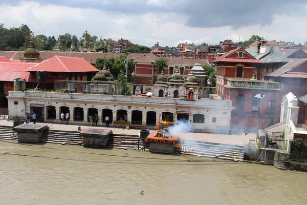 Kremaci Rituál Jednom Ghat Kolem Pashupatinath Temple Káthmándú Přijata Nepálu — Stock fotografie