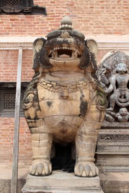 Çeviri: Aslan heykelleri Bhaktapur Durbar Meydanı çevresinde severim. Nepal'de, Ağustos 2018 alınan.