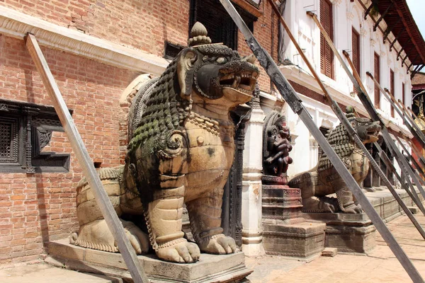 狮子喜欢雕像周围巴德岗杜巴广场 2018年8月在尼泊尔拍摄 — 图库照片