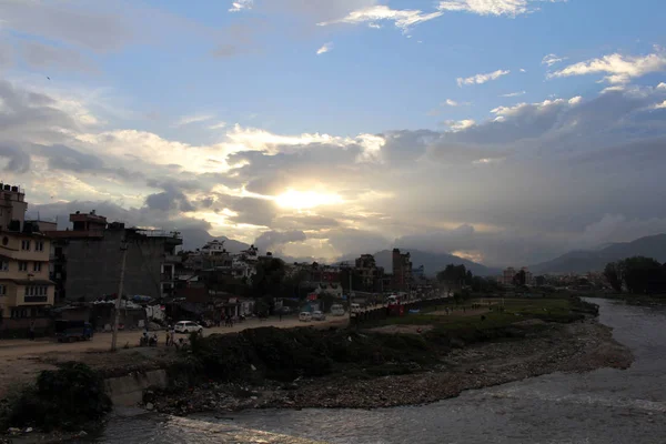 在加德满都城市慵懒的午后和美丽的夕阳 2018年8月在尼泊尔拍摄 — 图库照片