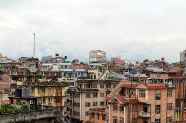 Tipik binalar ve ekipmanlarıyla Kathmandu şehir etrafında (dua bayrakları dahil olmak üzere). Nepal'de, Ağustos 2018 alınan.