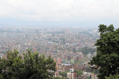 Kathmandu şehir, tepedeki Swayambhunath Stupa dan görüldüğü gibi. Nepal'de, Ağustos 2018 alınan.