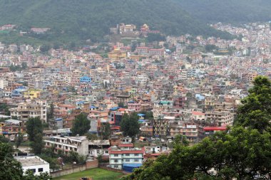 Kathmandu şehir, tepedeki Swayambhunath Stupa görüldü. Nepal'de, Ağustos 2018 alınan.