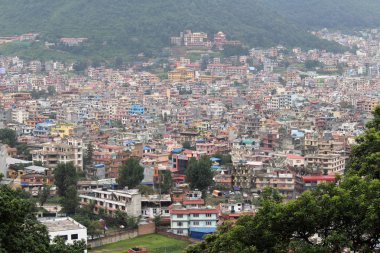 Kathmandu şehir, tepedeki Swayambhunath Stupa görüldü. Nepal'de, Ağustos 2018 alınan.