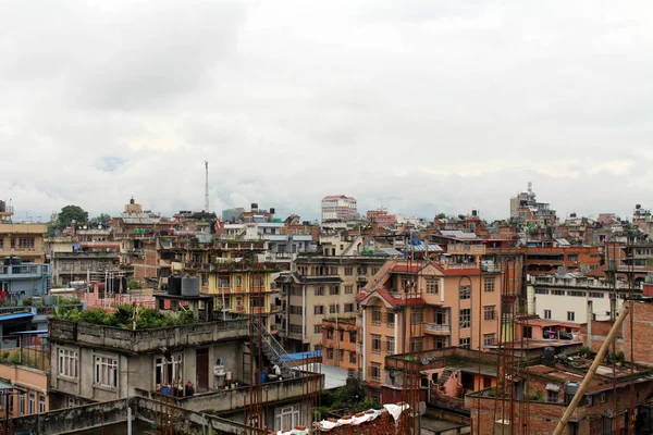典型的な建物と連立はカトマンズ市周辺 祈りのフラグを含む ネパールでは 撮影した 2018年 — ストック写真