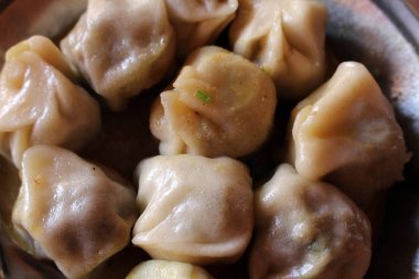 Momo, Güney Asya veya Tibet stil hamur tatlısı bir tabak. Bhaktapur Nepal'de Ağustos 2018 alınan.