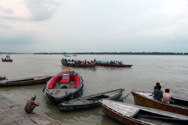 Yerel halkın sohbet, etkileşim, öğleden sonra Varanasi ghats asılı. Hindistan, Ağustos 2018 alınan.