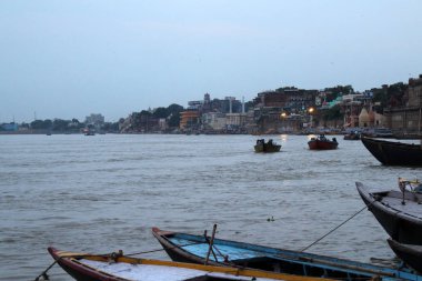 Çeviri: Varanasi'nın ghats Ganj tarafından toplayan. Hindistan, Ağustos 2018 alınan.