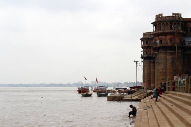 Çeviri: Varanasi'nın ghats Ganj tarafından toplayan. Hindistan, Ağustos 2018 alınan.