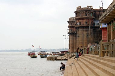 Çeviri: Varanasi'nın ghats Ganj tarafından toplayan. Hindistan, Ağustos 2018 alınan.