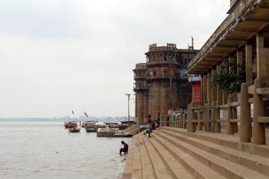 Çeviri: Varanasi'nın ghats Ganj tarafından toplayan. Hindistan, Ağustos 2018 alınan.