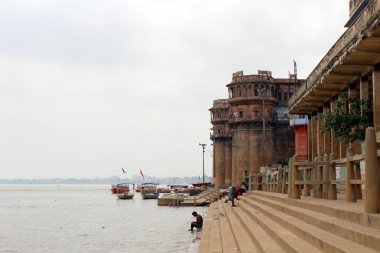 Çeviri: Varanasi'nın ghats Ganj tarafından toplayan. Hindistan, Ağustos 2018 alınan.