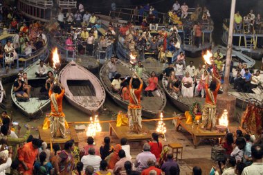 Rahipler Varanasi ritual yapıyor ateşle dans ediyor. Hindistan, Ağustos 2018 alınan.