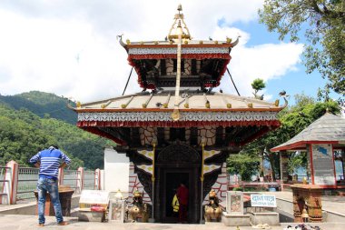 Tal Barahi Nepalce Budhdist tapınağın Pokhara gölde Phewa ortasına tarafından. Nepal'de, Ağustos 2018 alınan.