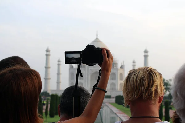 Turisti Scattano Foto Taj Mahal Mezzo Alla Folla Preso Agra — Foto Stock