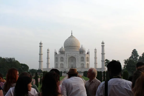 游客们在人群中拍摄泰姬陵的照片 2018年8月在印度阿格拉拍摄 — 图库照片