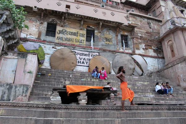 Lokalnych Ludzi Rozmów Interakcji Wiszące Wokół Varanasi Ghaty Godzinach Popołudniowych — Zdjęcie stockowe