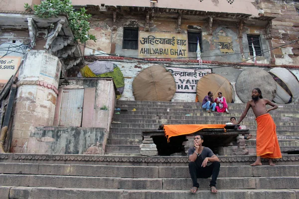 地元の人々 のチャット 午後でバラナシ ガートをぶらぶらします インドでは 撮影した 2018年 — ストック写真