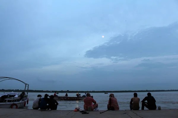 Lokala Människor Chatta Interagera Hängande Runt Varanasi Ghats Eftermiddagen Tagit — Stockfoto