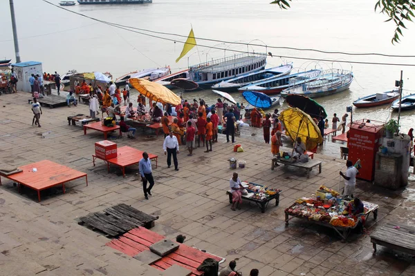 Yerel Halkın Varanasi Ganj Tarafından Assi Ghat Ritüeller Hazırlanıyor Meşgul — Stok fotoğraf