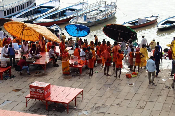 Traducción Observando Gente Local Ocupada Preparando Rituales Assi Ghat Varanasi — Foto de Stock