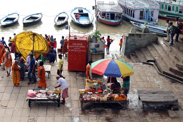 Traducción Observando Gente Local Ocupada Preparando Rituales Assi Ghat Varanasi —  Fotos de Stock