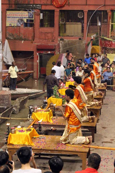 Priesters Dansen Met Vuur Doen Het Ritueel Varanasi Genomen India — Stockfoto