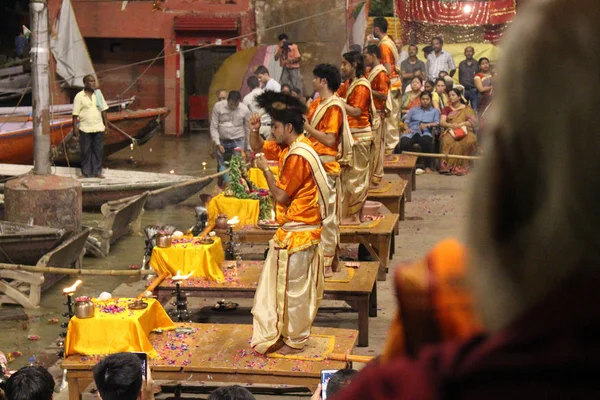 Los Sacerdotes Están Bailando Con Fuego Haciendo Ritual Varanasi Tomado — Foto de Stock