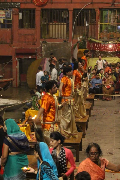 Rahipler Varanasi Ritual Yapıyor Ateşle Dans Ediyor Hindistan Ağustos 2018 — Stok fotoğraf