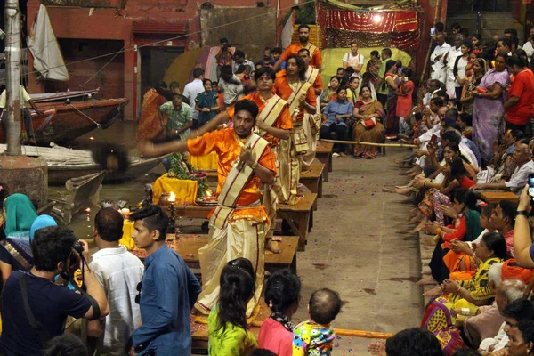 Priesters Dansen Met Vuur Doen Het Ritueel Varanasi Genomen India — Stockfoto