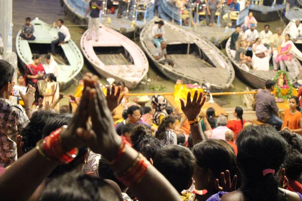 Słynny Ogień Rytuał Procesja Varanasi Przyciąga Turystów Mieszkańców Podjęte Indiach — Zdjęcie stockowe