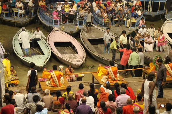 Famoso Ritual Fuego Procesión Varanasi Que Atrae Turistas Lugareños Tomado —  Fotos de Stock