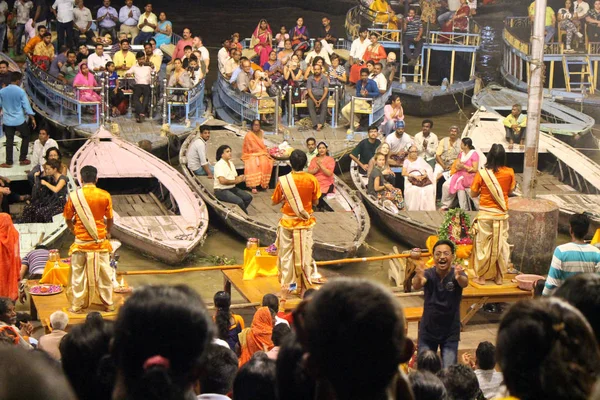 Personal Está Invitando Los Turistas Peregrinos Participar Ritual Varanasi Tomado —  Fotos de Stock