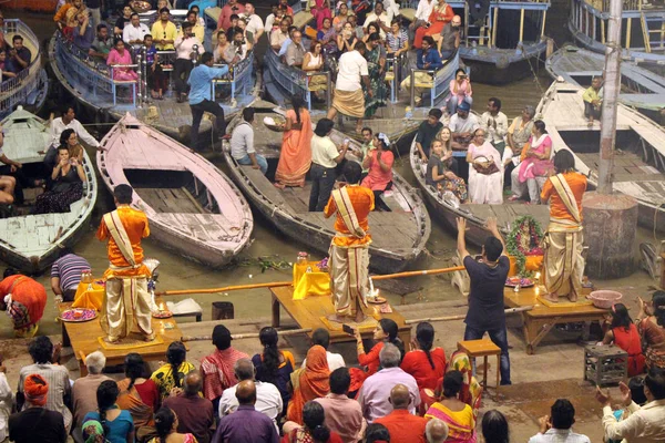 Personal Está Invitando Los Turistas Peregrinos Participar Ritual Varanasi Tomado —  Fotos de Stock