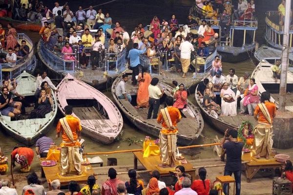 Het Personeel Nodigen Toeristen Pelgrims Betrekken Het Ritueel Varanasi Genomen — Stockfoto