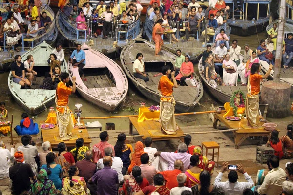 Personal Está Invitando Los Turistas Peregrinos Participar Ritual Varanasi Tomado —  Fotos de Stock
