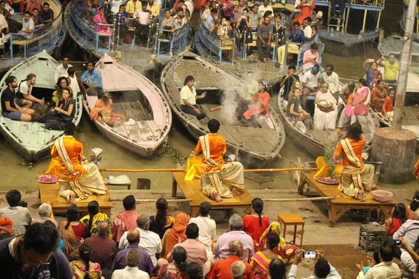 Het Personeel Nodigen Toeristen Pelgrims Betrekken Het Ritueel Varanasi Genomen — Stockfoto