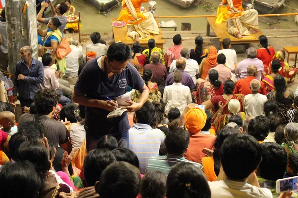 Sztabów Zapraszają Turystów Pielgrzymów Aby Zaangażować Się Rytuał Varanasi Podjęte — Zdjęcie stockowe