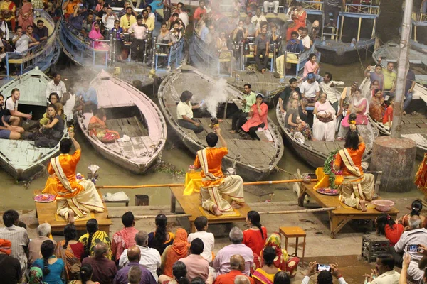 Het Personeel Nodigen Toeristen Pelgrims Betrekken Het Ritueel Varanasi Genomen — Stockfoto